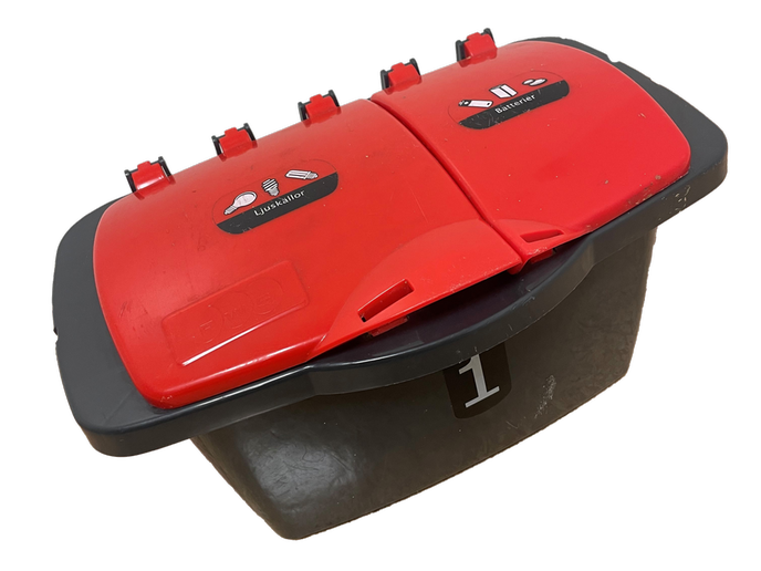 Svart låda med rött lock för batterier och ljuskällor